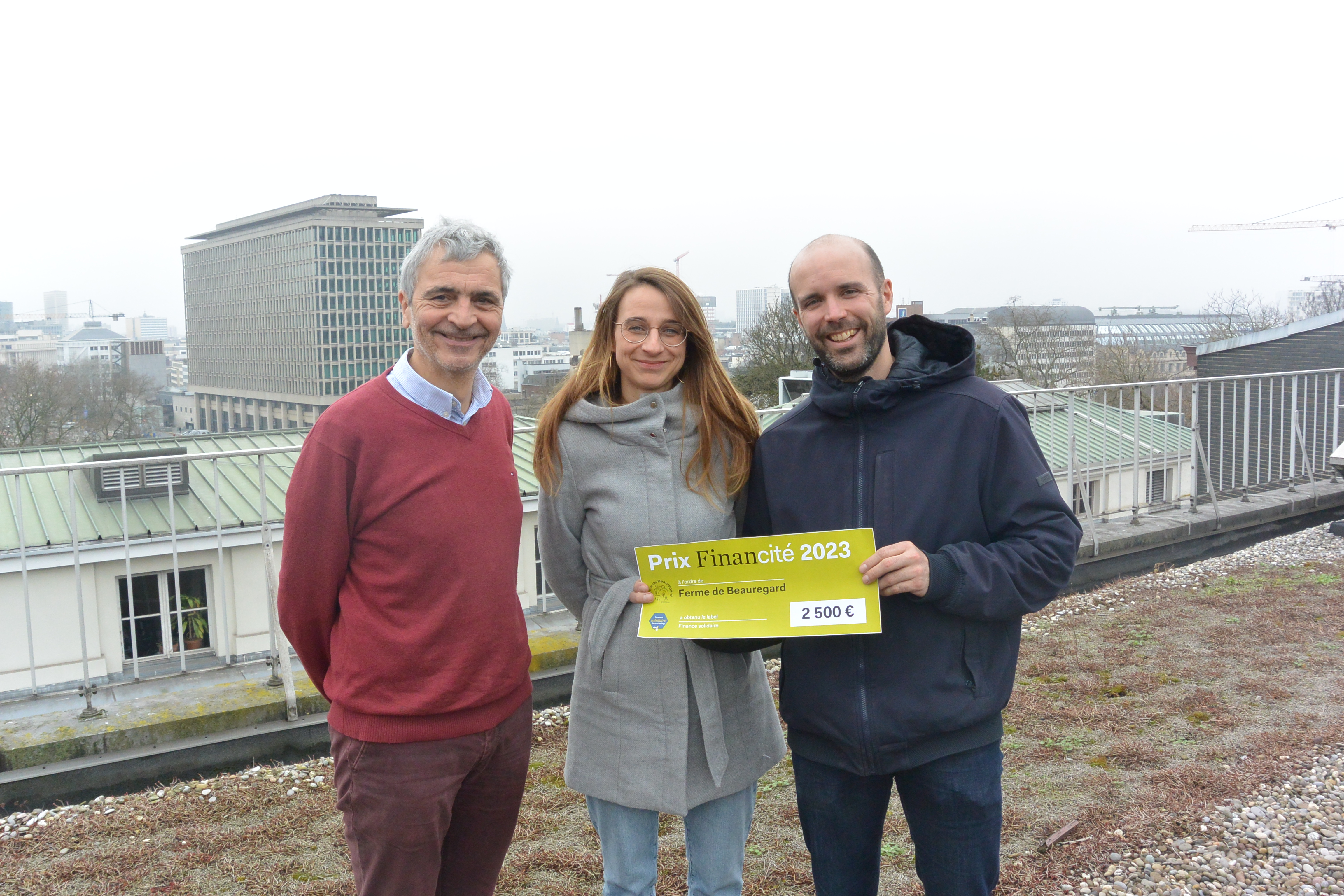 De gauche à droite : Bernard Bayot (codirecteur de Financité), Stéphanie Croissant (employée de la Ferme de Beauregard) et Jérôme Gribomont (Créateur du magasin bio «Au VertG» et cofondateur de la ferme)